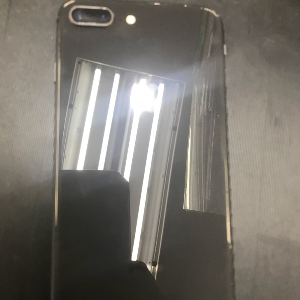 I phone 8+ - Picture 2 of 2